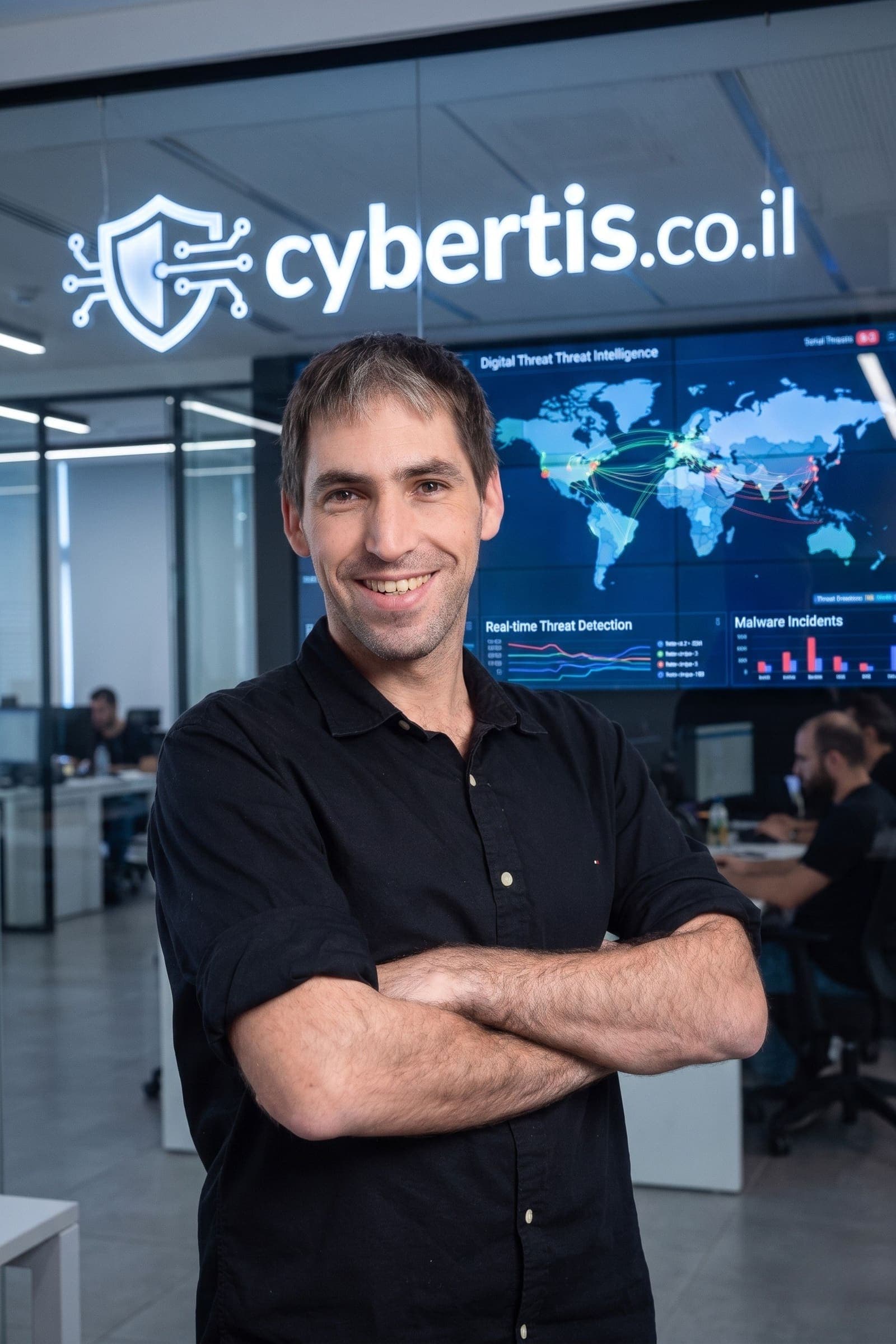 רותם שיינס — מנכ״ל ומייסד Cybertis, על רקע cybertis.co.il ומרכז ניטור איומים